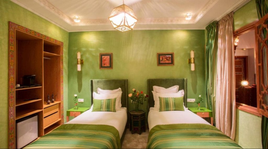 Local guide showing the hidden gems of Tangier to Spanish visitors.